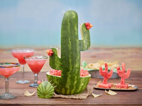 Watermelon Board | Cactus Jungle Fruit, Margarita Party, Fest Mad, Entertaining Food, Fiesta Birthday Party, Watermelon Carving, Cactus Party, Taco Party, Desain Lanskap