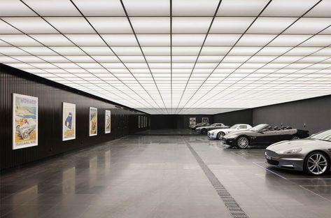 This Garage Is Modeled and Influenced by 'The Dark Knight' Skjulte Rum, Mansion Homes, Garage Boden, Garage Design Interior, Luxury Car Garage, Panic Rooms, Underground Garage, Cool Garages, Luxury Garage