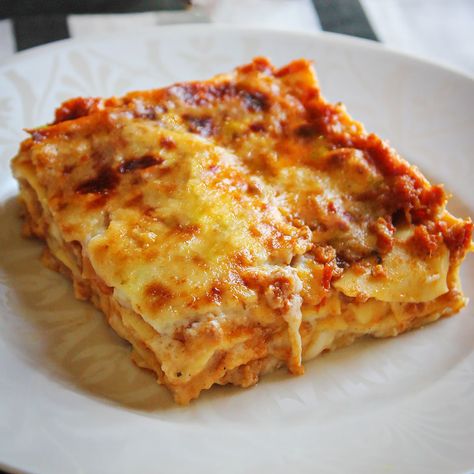 Easy Beef Lasagna Recipe: Creamy and Delicious Pasta White Sauce, Lasagna With White Sauce, White Lasagna Recipe, White Sauce Lasagna, Beef Lasagna Recipe, White Lasagna, Beef Sauce, Beef Lasagna, White Sauce Recipes