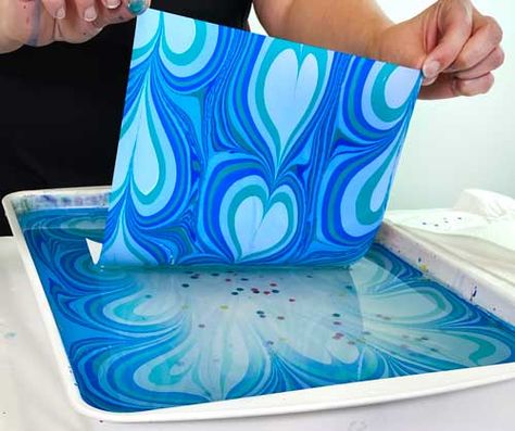 Marble Art Painting, Easy Marble Painting, How To Do Water Marbling, How To Marble Paper, Water Marbling Ornaments, Diy Water Marbling, Water Marble Art, Water Marbling Art, Water Marbling Acrylic Paint