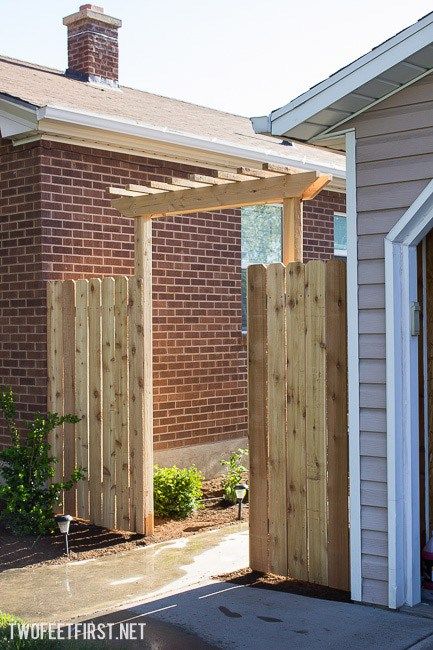 How to create a Simple Pergola Over a Gate. Update your fence by adding a pergola! Process to install new post for fence. Gate Pergola, Fence Pergola, Build Fence, Timber Frame Pergola, Building A Gate, Build A Fence, Backyard Gates, Wooden Gate, Cheap Pergola