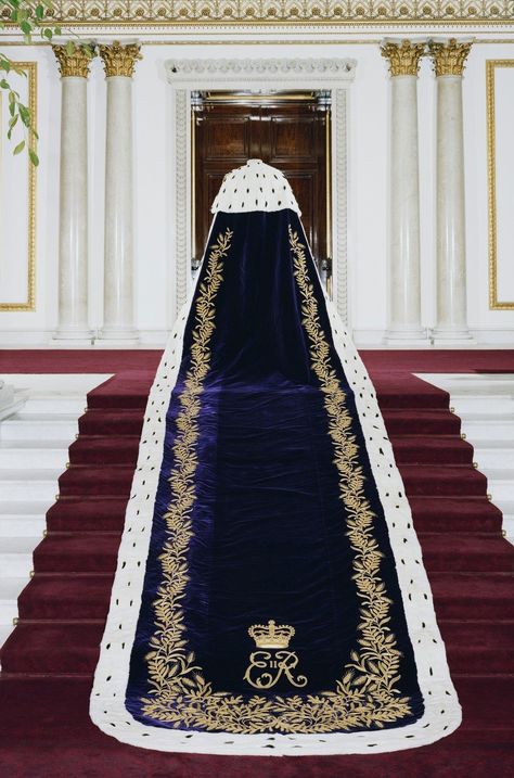 Royal Robe of Queen Elizabeth Coronation Gown, Coronation Robes, Queen's Coronation, Istoria Modei, Coronation Dress, Royal Collection Trust, Royal Crowns, Royal Clothing, Elisabeth Ii