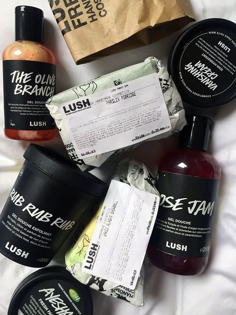 lush fresh handmade cosmetics- a beauty haul review for skincare lovers. Bath & Body Works, Beauty Haul, Lush Bath, Lush Products, Lush Cosmetics, Handmade Cosmetics, Daily Ritual, Body Skin Care Routine, Beauty Trends