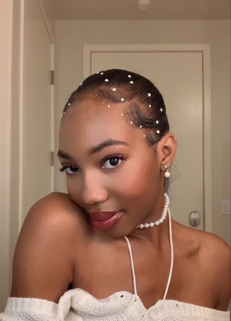 Glitter Hair Black Women, Hair Jewels Black Women, Pearl Hair Black Women, Pearl Edges Hair, Hair Pins Hairstyles Black Women, Gems On Edges, Hair Gems Black Women, Pearl Hairstyles Black Women, Pearls In Hair Black Woman