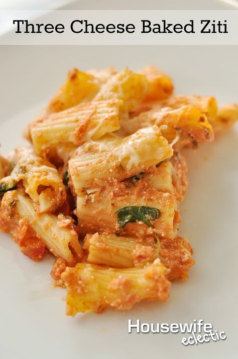 Housewife Eclectic: Three Cheese Baked Ziti. So easy to throw together and delicious! Ziti Recipes Easy, Cheese Baked Ziti, Bake Ziti, Ziti Pasta, Ziti Recipes, Cheese Baked, Best Pasta Recipes, Baked Ziti, Three Cheese