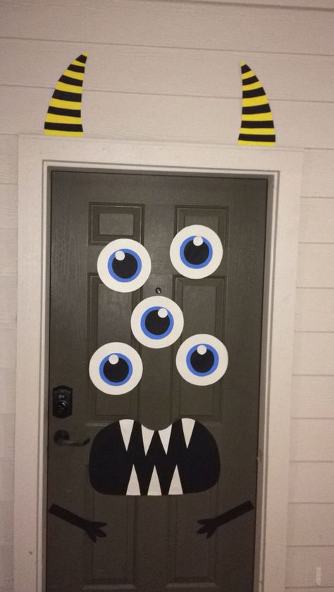 Deco Porte Halloween, Porta Halloween, Diy Halloween Door Decorations, Halloween Classroom Door, Halloween Diy Door, Halloween Classroom Decorations, Scary Monster, Bricolage Halloween, Halloween Office