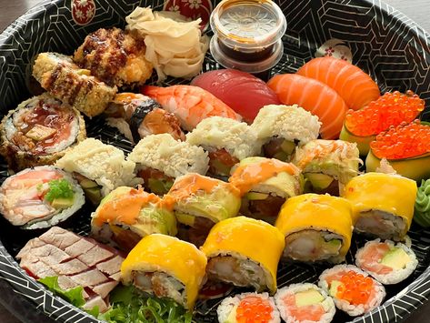 Es mussten wieder mal Sushi - Maki & Co auf unsere Teller. Bekannter Weise bin ich grosser Fan von Sushiforfun & den Kreationen von Marius Draganius 👌 Wir bestellen eigentlich immer dort und holen sie dann in der Eisenhandstrasse ab. So auch freitag Abends für uns und unsere Gäste. Fazit: Je Platte zahlt man 58€. Wir haben zu viert damit reichlich & genug! Wiedermal eine grosse Empfehlung für euch! #privatetasteimcheck #linzisst #sushi #hochwertig Fan