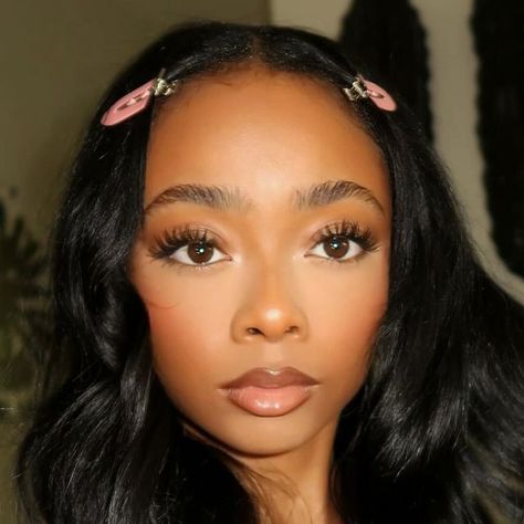 S K A I on Instagram: "Mirror, mirror , who’s the fairest? ♡" Black Girls Makeup Looks Natural, Makeup Inspiration Black Women, It Girl Makeup Look, Dewy Makeup Black Women, Soft Glam Black Women, Mek Up, Clean Girl Makeup Black Women, Natural Makeup Looks For Black Women, Makeup Inspo Black Women