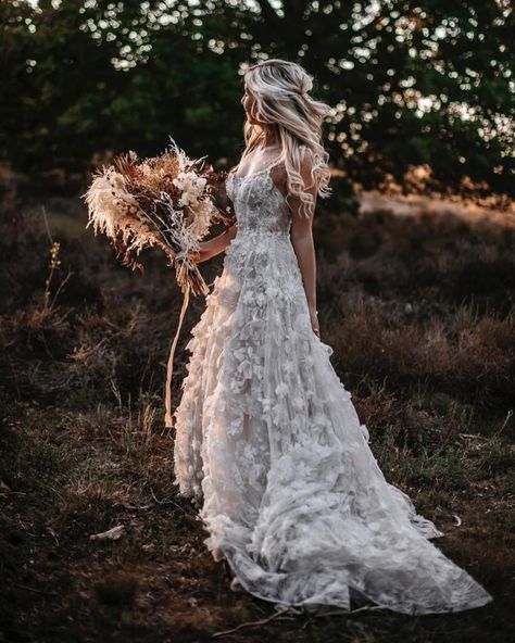 Nature Wedding Dress Forests, Ball Gowns Simple, Nature Wedding Dress, Gowns Simple, Chic Wedding Gown, Bridal Wedding Gowns, Anniversary Dress, Western Wedding Dresses, Simple Wedding Dresses