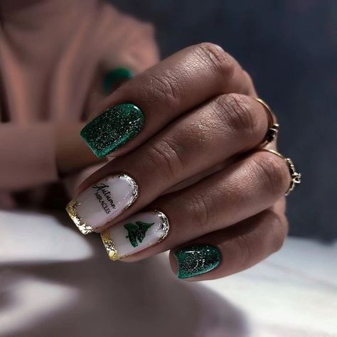 70 Simple Christmas Nail Designs that are cute enough to cause a sugar rush - Hike n Dip Gold Gel Nails, New Years Nail Designs, Gel Toe Nails, Subtle Nails, Christmas Nails Easy, Christmas Gel Nails, Nail Swag, Nails 2023, New Year's Nails