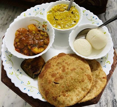 Bagun bhaja, cholar dal, alu dum, Matorsuti kochuri and rasogolla Bengali Thali