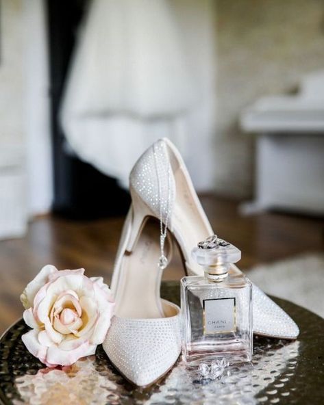 Before Wedding Pictures, Wedding Preparation Photos, Wedding Shoes Photography, Bride Preparation, Wedding Portrait Poses, Bride Pictures, Creative Wedding Photo, Wedding Details Photography, Getting Ready Wedding