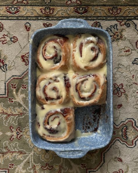 berry cinnamon rolls <3 (the photo version of this post) recipe: 2 1/4 tsp yeast 1 cup + 2 tbsp canned coconut milk (warm) 1/4 cup coconut sugar 3 tbsp oil 3 cups flour filling: 1 stick softened vegan butter 1 cup coconut sugar 2 tbsp cinnamon filling part 2: a heaping 1 cup frozen mixed berries 1 tosp maple syrup 2 tsp chia seeds begin by mixing warmed coconut milk w/ yeast & coconut sugar. set aside for 10 minutes to foam & bubble. in a stand mixer, add flour. after 10 min, pour yeast ... Berry Cinnamon Rolls, Cinnamon Roll Aesthetic, Cinnamon Filling, Cinnamon Roll Recipe, Vegan Cinnamon Rolls, Canned Coconut Milk, Deilig Mat, Stand Mixer, Mixed Berries