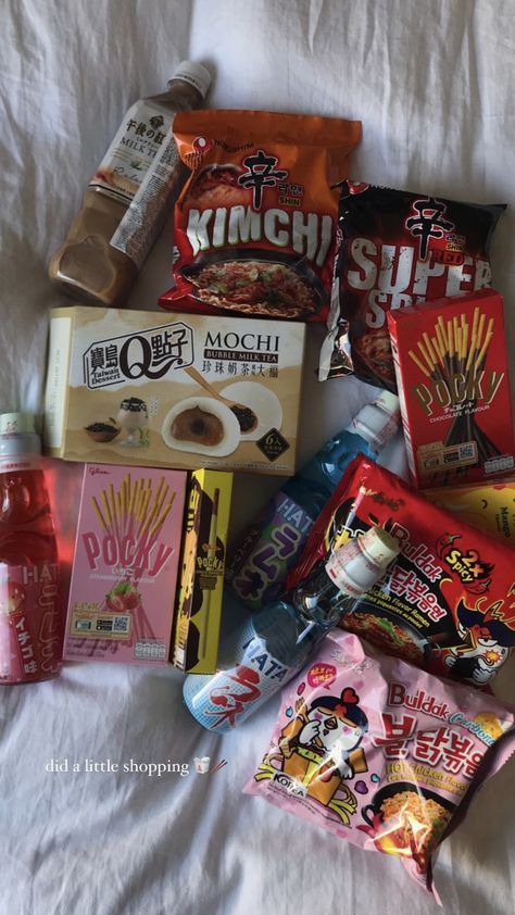 Korean Grocery Food, Grocery Shopping Aesthetic Korean, Korean Grocery List, Korean Convience Store Food, Korean Grocery Store Aesthetic, Asian Snacks To Buy, Korean Store Aesthetic, Korean Things To Buy, Korean Snacks Aesthetic