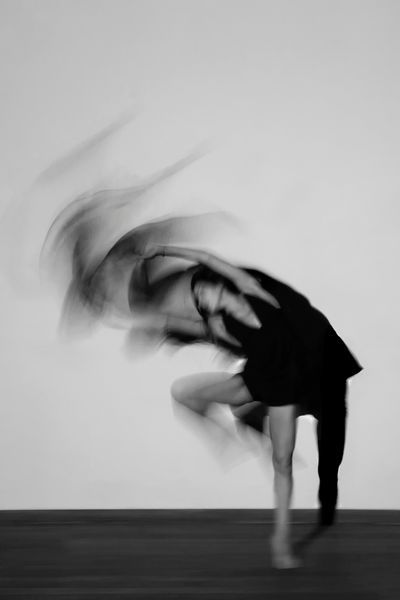 Pictures With Movement, Movement Photography Ideas, Body Dancing, Dance Black And White, Photography Movement, Dancing Photoshoot, Dancing Photography, Dance Shoot, Photo Yoga