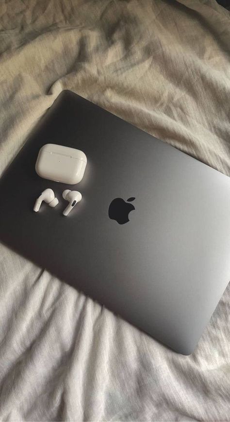 Laptop And Airpods Aesthetic, New Macbook Aesthetic, Apple Laptop Aesthetic, Airpods Snap, Air Pods Aesthetic, Macbook Air Aesthetic, Macbook Snap, Mac Aesthetic, Apple Pc