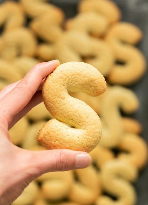 Italian S cookies are super popular breakfast cookies. Learn how to make these traditional Sicilian cookies at home with basic ingredients. Italian S Cookies, Soft Biscotti Recipe, Italian Knot Cookies, Sicilian Cookies, Best Biscuit Recipe, Greek Cookies, Amaretti Cookies, S Cookies, Italian Cookie Recipes