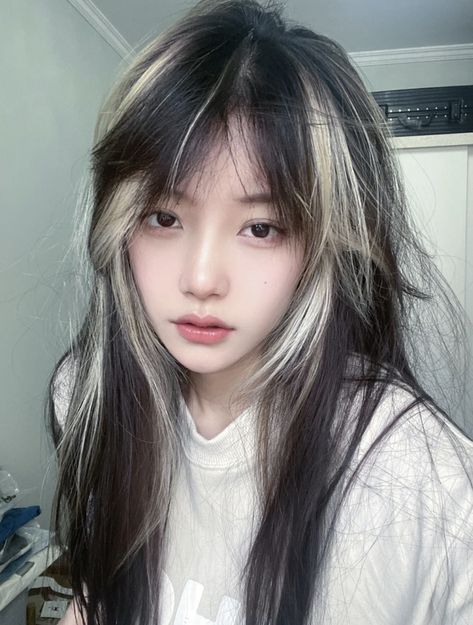 Red Hair Color At The Ends, Short Edgy Bob Hairstyles, Ulzzang Dyed Hair, Korean Two Tone Hair Color, Dyed Hair On Asians, Hair Dye Reference, Oreo Hair Girl, Acubi Haircut, Ulzzang Hair Color