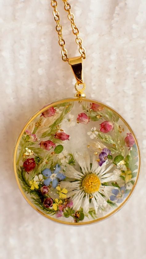 Resin Pressed Flower Necklace, Floral Resin Jewelry, Pressed Flowers Jewelry, Epoxy Resin Jewelry Ideas, Resin Jewellery Ideas, Resin Flower Art, Resin Jewelry Ideas, Resin Flower Jewelry, Resin Art Jewelry