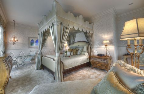 Best Disneyland Hotels for Families with Young Children Hotels Near Disneyland, Disneyland Resort Hotel, Fairytale Bedroom, Park Jimim, Disney Resort Hotels, Disney World Hotels, Disney Rooms, Honeymoon Suite, Disneyland Hotel