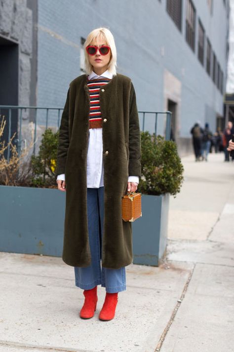 Best New York Fashion Week Street Style Fall 2016 - NYFW Street Style Street Style New York, Fashion Week Outfit, New York Street Style, Oufits Casual, New York Fashion Week Street Style, Nyfw Street Style, Red Boots, Street Style Trends, Autumn Street Style