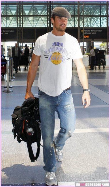 Josh Duhamel and New Balance 992 Men's Running Shoes New Balance 992 Outfit, Mens New Balance Shoes Outfit, Balance Shoes Outfit, Mens New Balance Shoes, New Balance Shoes Outfit, New Balance 992, Sport Shoes Design, Mens New Balance, Adidas Zx Flux