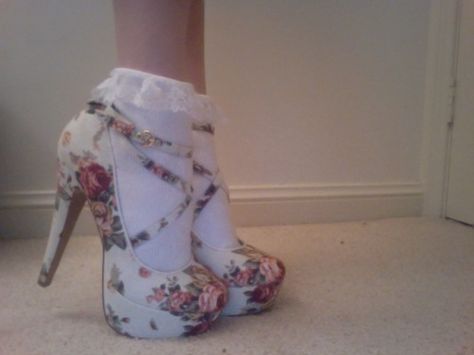 Heels And Socks, Girly Shoes, Pretty Shoes, Shoe Obsession, A Train, Cute Shoes, Lana Del Rey, Girly Things, Me Too Shoes