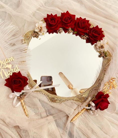 Set of Nikah mirror and pen ✨ #nikahmirror #nikahpen #nikahessentials #weddinginspiration #weddingideas Weddings Mirror, Nikah Mirror, Nikkah Mirror, Nikah Pen, Nikah Decor, Nikah Ceremony, Mirror Decor Ideas, Engagement Mehndi, Qubool Hai