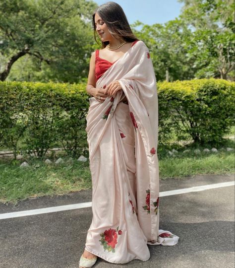 Traditional Day Saree Look, Sari Asthetic Pic, Asthetic Saree Look, Asthetic Saree Pose Ideas, Asthetic Saree Pic, Saree Asthetic Poses, Saree Poses Aesthetic, Saree Pics Poses, Saree Photoshoot Ideas