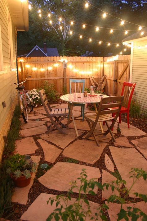 Simple, Yet Stylish 4th of July Party Decor Ideas Shed Landscaping, Backyard Ideas For Small Yards, Desain Lanskap, Easy Backyard, Budget Patio, Outdoor Diy Projects, Small Backyard Patio, Small Backyard Pools, Budget Backyard