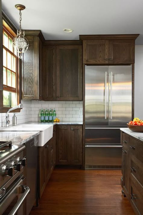 Many are dreaming of freshly painted cabinets but there are some beautiful stained cabinets. I've got 15 stunning examples of stained kitchen cabinets! Kitchen With Wooden Cabinets, Dark Stained Cabinets, Backsplash With Dark Cabinets, Stained Kitchen Cabinets, Dark Brown Cabinets, Brown Kitchen Cabinets, Dark Wood Kitchens, Dark Wood Cabinets, Herringbone Backsplash