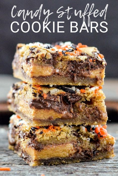 Halloween Dessert Bars, Candy Cookie Bars, Halloween Candy Recipes, Candy Bar Cookies, Halloween Candy Bar, Gooey Chocolate Chip Cookies, Candy Cookie, Duncan Hines, Delicious Cookie Recipes