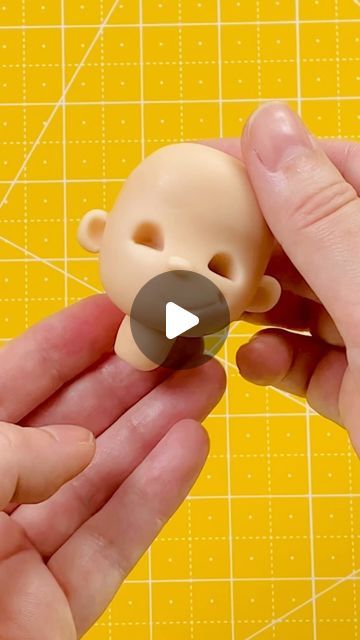 Yellow Bee Sugar Art x Vicky Teather on Instagram: "Hope to create a basic head from fondant. 

#cake #caketopper #caketutorial #cakevideo #cakereel #headcaketopper #sugarhead #fondanthead #howtocake #tutorial #fondant #fondantdecoration #fondanttutorial #fondantvideo" Fondant Faces Tutorial Step By Step, Fondant People Tutorial, Fondant Face Tutorial, Fondant Animals Tutorial, Fondant Hair, Fondant Cake Tutorial, Fondant People, Art Doll Tutorial, Fondant Figures Tutorial