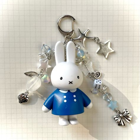 Back To School 7th Grade, Blue Miffy, Miffy Aesthetic, Miffy Keychain, 80s 90s Outfits, Clay Trinkets, Keychain Aesthetic, Clay Keychain, Cute Keychains