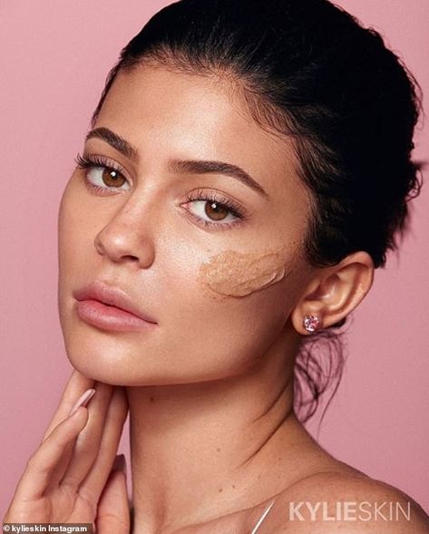 Kylie Jenner News, Kendall Jenner Makeup, Kardashian Makeup, Kim Kardashian Makeup, Celebrity Skin Care, Kylie Skin, Estilo Kylie Jenner, Jenner Makeup, Kylie Jenner Makeup