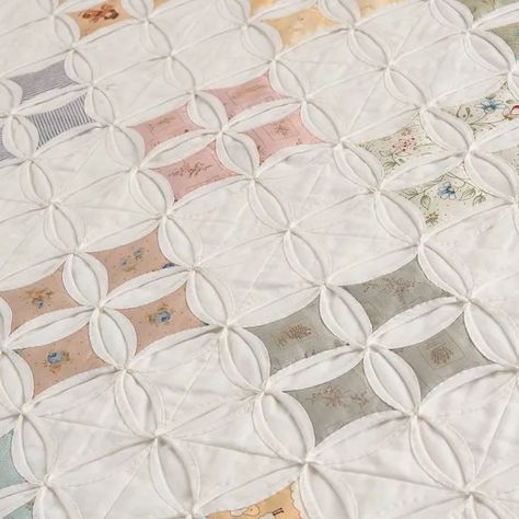 8 of the best Cathedral Window Quilts - Gathered Cathedral Window Patchwork, Cathedral Quilt, Cathedral Window Quilt, Window Quilts, Quilt Pattern Easy, Window Quilt, Cathedral Window Quilts, Window Table, Big Block Quilts