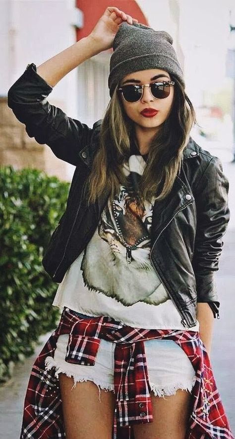 Loving this hipster look! Pair your go-to tee with some shorts and break up the color by tying a red flannel around your waist. Top it off with a leather jacket and beanie! Shirt Around Waist, Styl Grunge, Moda Rock, Mode Rock, Mode Pop, Estilo Hipster, Look Grunge, Grunge Accessories, Scene Girl