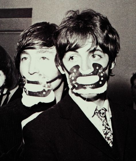 Paul John on December 7, 1965 wearing smog masks as a precaution against heavy fog when they played the ABC Cinema in Manchester UK. Paul And John, Beatles Rare, Beatles Vinyl, Beatles George Harrison, John Lennon Paul Mccartney, Unusual Pictures, Beatles George, Lennon And Mccartney, Beatles Photos