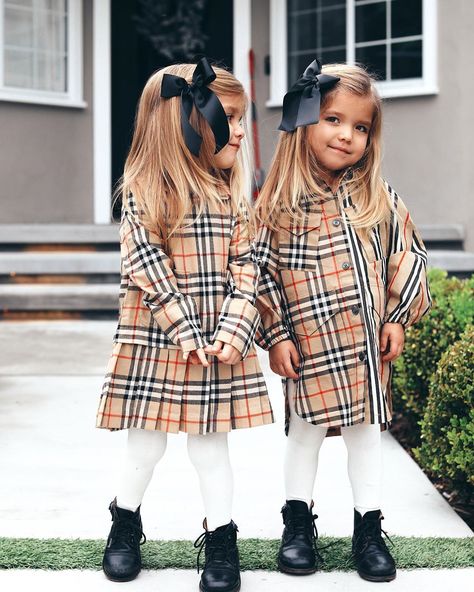 Burberry Outfits, Oakley Fisher, Tatum And Oakley, Headband Ribbon, Taytum And Oakley, Twin Toddlers, Cute Twins, Twin Outfits, Sister Outfits