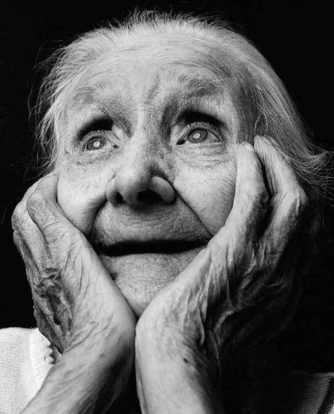 "Alzheimer" es es un proyecto hecho con una cámara, sensibilidad y mucho corazón del fotógrafo holandés Alex Ten Napel 얼굴 그리기, Old Faces, Face Expressions, Old Woman, Black And White Portraits, Alzheimers, Portrait Inspiration, Interesting Faces, 인물 사진