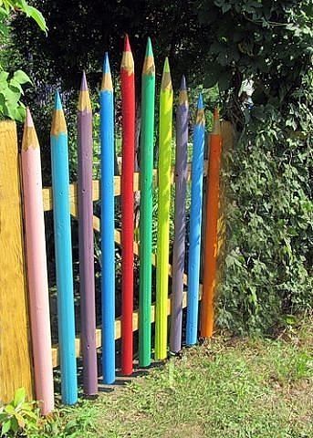 Colored Pencil Fence garden creative gardening home decor home ideas garden decor garden ideas garden art fences Colorful Painting Ideas, Taman Diy, Jardim Diy, Children's Garden, School Garden, Have Inspiration, Diy Art Projects, Garden Gate, Garden Fence