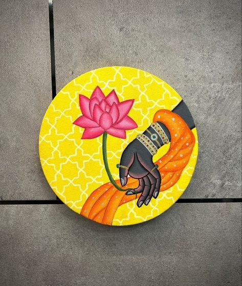 Madhubani Art Circle, Pichwai Art On Wall, Pichwai Art Paintings Krishna, Round Drawing Art, Pichwai Wall Art, Pichwai Rangoli, Pichwai Drawing, Pichwai Paintings Lotus, Pichwai Art Paintings