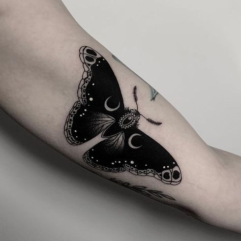 Dark Butterfly Tattoo Coverup, Cool Cover Up Tattoos, Black Work Cover Up Tattoo, Tattoo For Cover Up, Tattoo Dark Work, Dark Tatoos Ideas, Cute Cover Up Tattoos For Women, Blackwork Butterfly Tattoo, Black Work Tattoo Blackwork