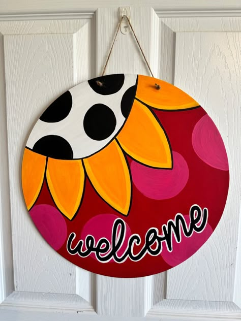 Welcome Art Design, Craft Painting Ideas On Wood, Board Painting Ideas Easy, Circle Canvas Painting Ideas, Wood Circle Painting, Color Markers Art, Circular Canvas, Plank Art, Circle Canvas