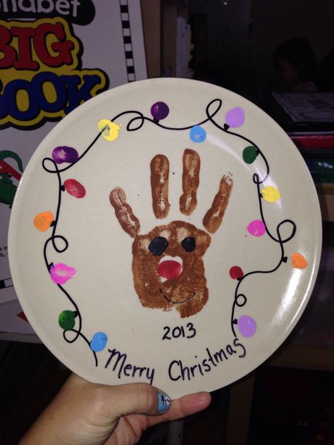 Reindeer handprint with Christmas lights on a plate. Great Christmas gift for parents. Diy Christmas Plate, Footprint Crafts For Kids, Handprint And Footprint Crafts, Christmas Handprint, Footprint Crafts, Christmas Gifts For Parents, Christmas Decorations For Kids, Christmas Traditions Family, Homemade Christmas Decorations