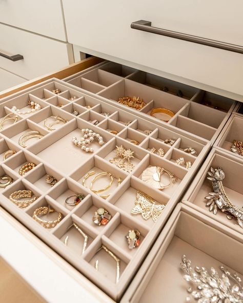 OK, we’re beyond obsessed — SO cool to see our Stackers jewellery organizers used in this dream closet design!! 😍💍🙌 Designed by Graceful Spaces Organizing, this custom closet delivers beautifully organized luxury in a big way for client @heynasreen. The jewellery drawer features both our Supersize Trinket Layer and Supersize Watch & Accessory Layer, along with our Classic Chunky Jewellery Layers. Want to add some fabulousness to your own closet? Head to our site to shop our full collection... Drawer Jewellery Organiser, Jewelry Closet Luxury, Diy Storage Drawers, Jewellery Drawer, Watch Accessory, Closet Island, Chunky Jewellery, Jewelry Closet, Stackers Jewellery