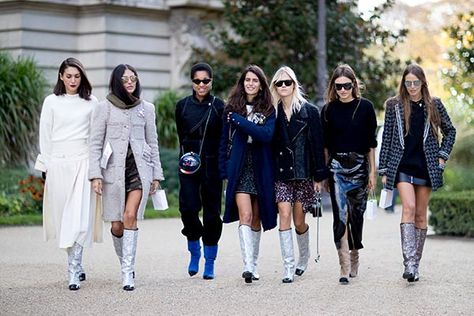 Glitter Boots Outfit, Metallic Boots Outfit, Saint Laurent Outfit, Light Blue Ripped Jeans, Daily Street Style, Paris Fashion Week Runway, Street Style Spring, Metallic Boots, Silver Boots