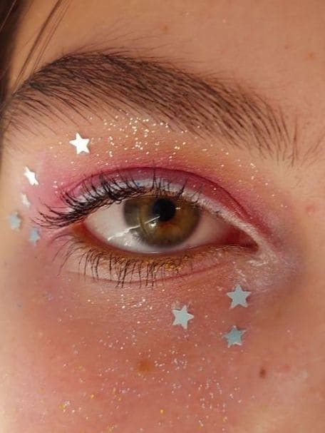 4 July Makeup, 4th Of July Makeup Simple, Folklore Inspired Makeup, Lover Makeup Look, Simple Fourth Of July Makeup, Red Star Makeup, Star Eye Makeup Look, Jonas Brothers Concert Outfit 2023, Red Era Makeup