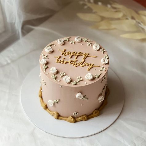 Beige Bday Cake, White And Rose Gold Birthday Cake, Beige Cake Ideas, Beige Cake Birthday, Beige Cake Aesthetic, Neutral Color Cake, Beige Birthday Theme, Beige Birthday Cake, Rose Gold Birthday Cake