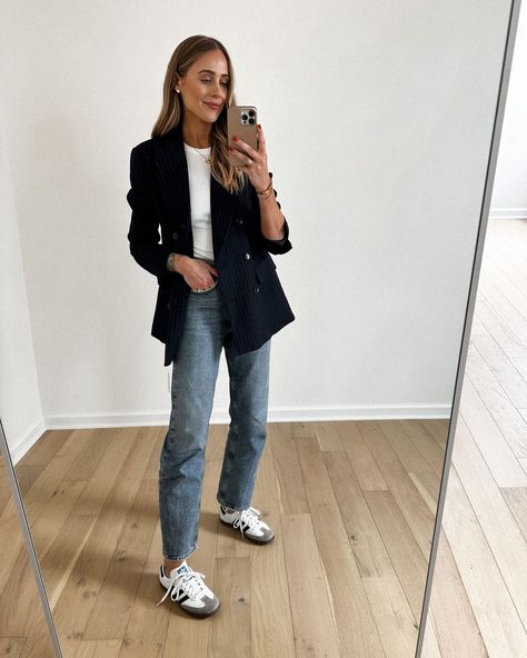 Blazer And Sneakers Outfit, Black Blazer And Jeans, Blazer And Jeans Outfit, Black Blazer With Jeans, Navy Blazer Outfits, Flight Outfit Airport Style, Jeans And Sneakers Outfit, Best Travel Outfits For Women, Blazer And Jeans